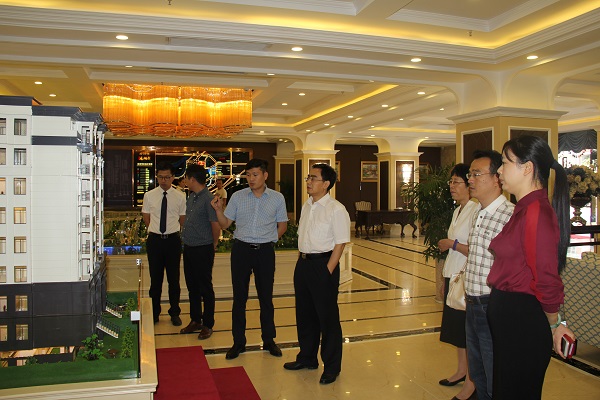 王思军一行到徽盐地产六安项目调研指导工作