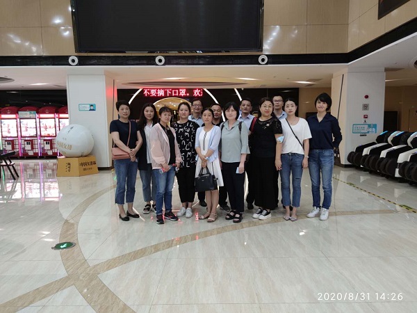 安徽盐业地产集团公司机关第一、第二党支部组织观看爱国主义题材影片《八佰》